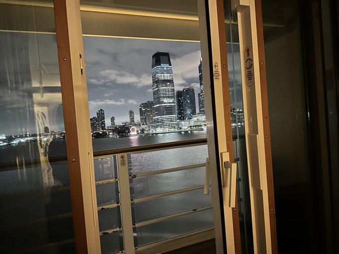 Apr&egrave;s 11 nuits de croisi&egrave;re arriv&eacute; enfin sur New York   #NewYork https://t.co/4vKHkvP8jc<a href="/tag/newyork"class="tags"><span>#newyork</span></a>