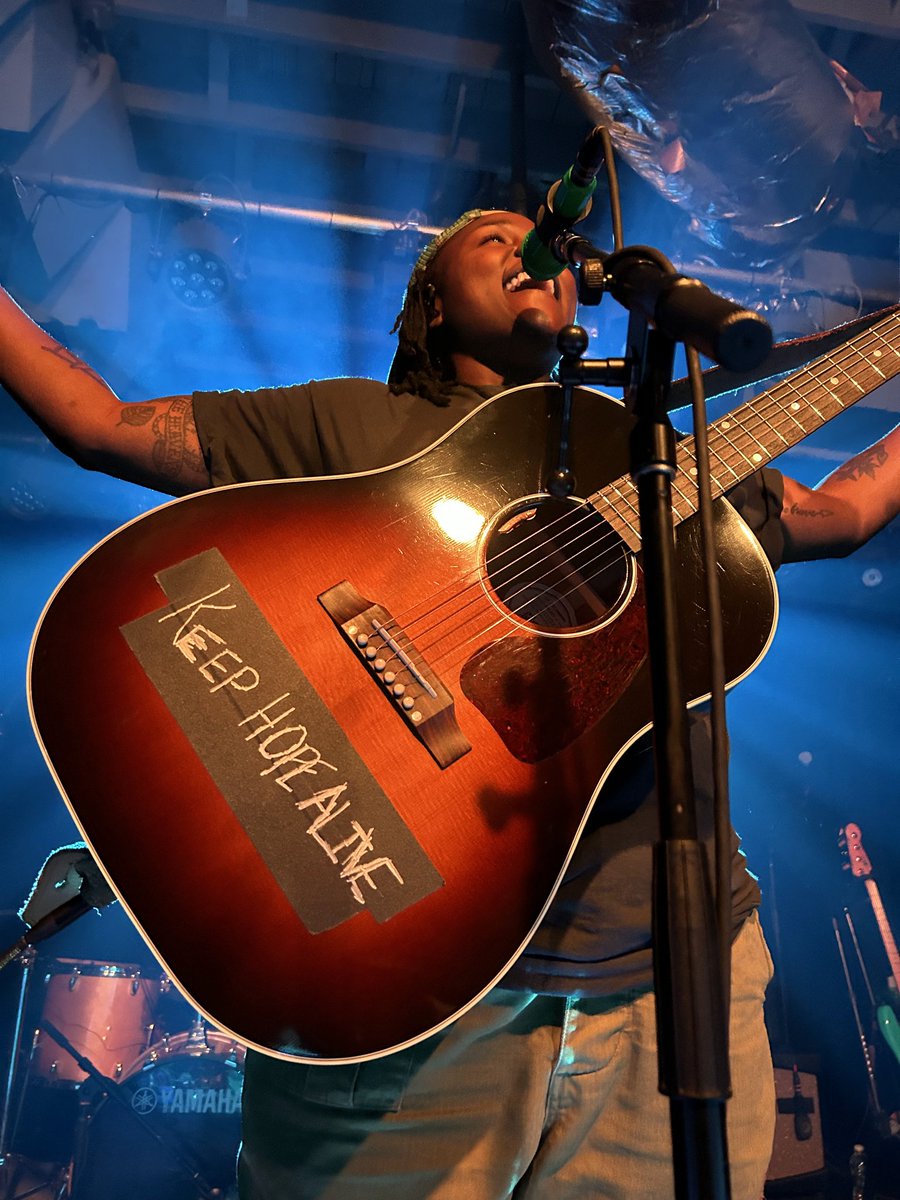 joyscrocs's tweet image. They&apos;re not a regular mom, they&apos;re a cool mom. #JoyOladokun