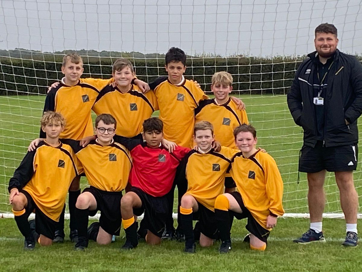 KLA_PE's tweet photo. Fixtures 2023/24 have started this evening against @Smithdon_High ! Year 10 Netball played securing a win! Year 8 Netball followed again with a win! First game for our Year 7s fantastic team effort however a loss and Year 9 football 0-0 until the end where we conceded 2 ⚽️ https://t.co/yjlIldU8p7