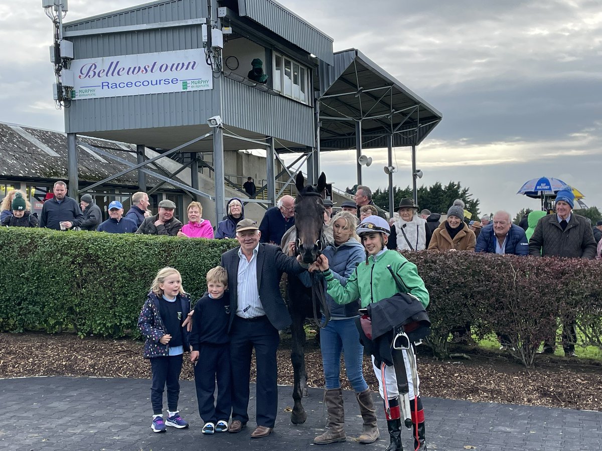 A fitting win in our final race of 2023 here at Bellewstown, trainer Harry Rogers for the second year in a row wins the race named in memory of his late wife Mary Rogers. This year he wins with Narlita ridden to victory by @WhelanRonan 💚