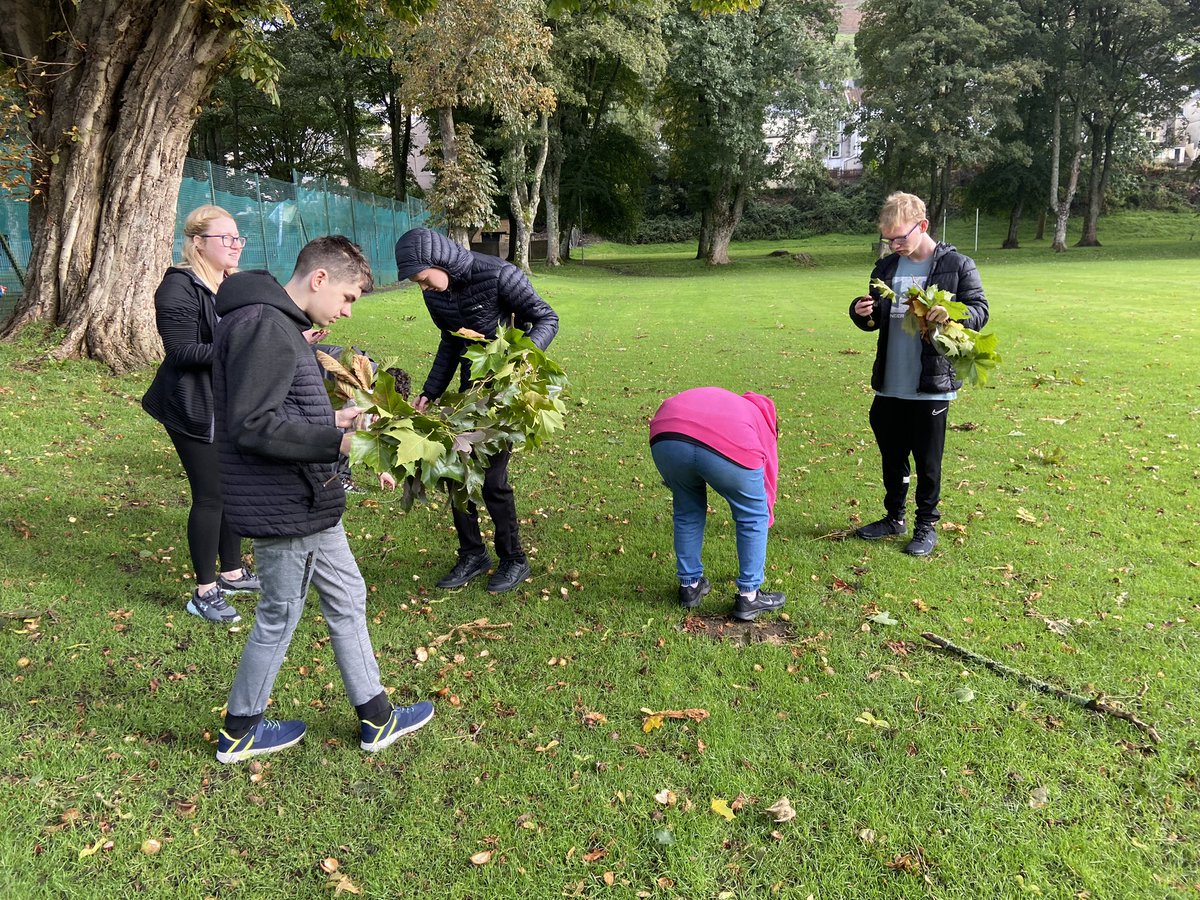 YsgolHenFelin's tweet image. We have been Identifying British trees 🌳 for our DofE Gold and Leadership group. We are then using the leaves 🍃 to create art work. We are developing this by looking at the positive impact trees have on our environment  🌎 #dfe #outdoorlearning #ALN #environment