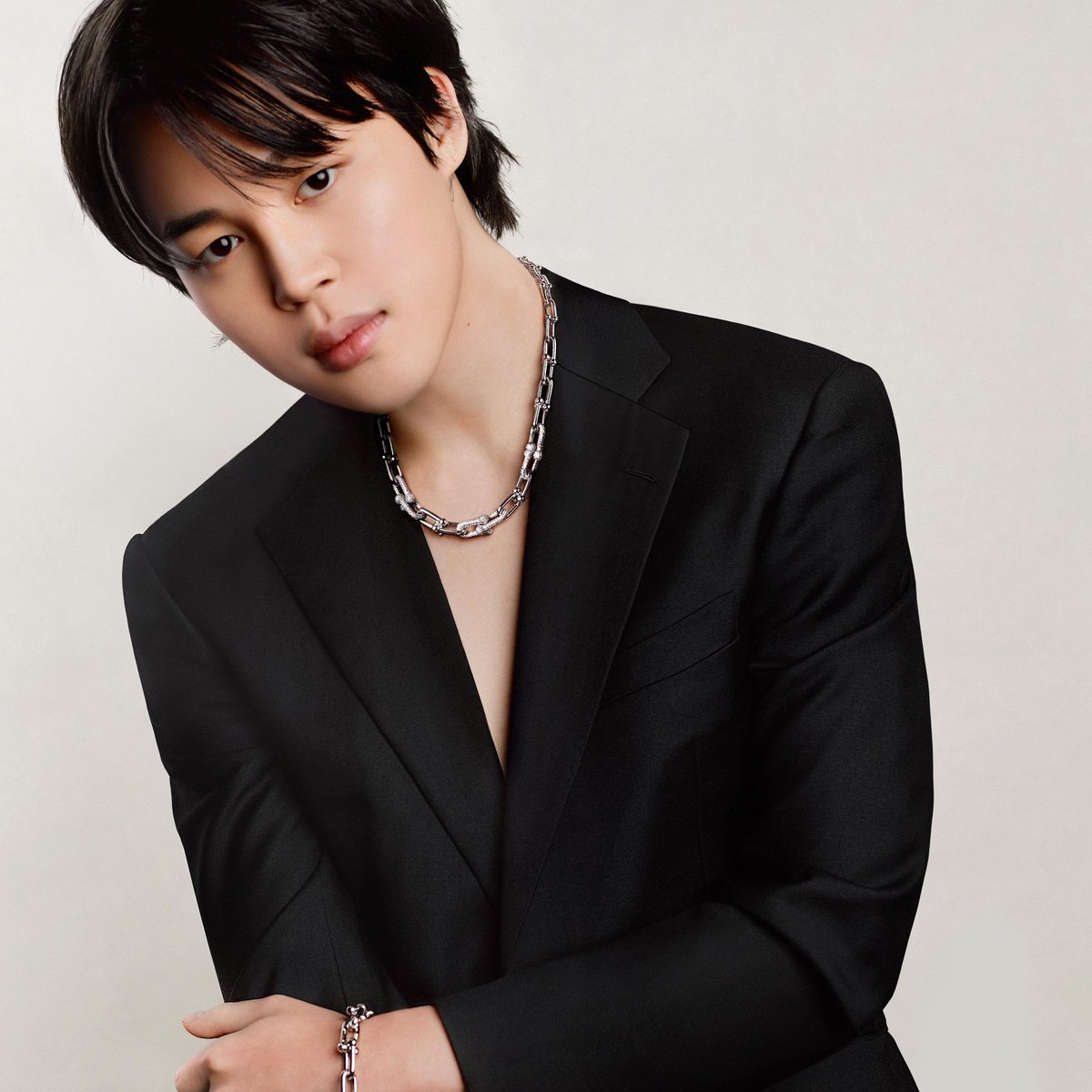 namutws's tweet photo. IDOL PLUS POPULARITY!! 🏆 

¡Ha estado disminuyendo la brecha, es muy importante que pasen a dejar sus votos por Jimin! Comenten si ya lo hicieron, no perdamos este premio recuerden que el contrincante es fuerte y sus fans son muy activas votando. 

🔗: https://t.co/XfiqgeDzYi https://t.co/um7dJhGuPE