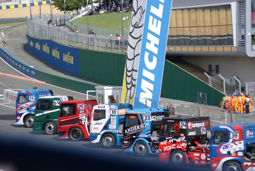 R0bertAndrew's tweet photo. Retour en images sur les 24 h du Mans camions, où se trouvaient des élèves de Bac Pro MV VTR et des étudiants de BTS MV (Maintenance des Véhicules)...
Photos: Louis (BTS MV1).
#mantruckandbus #mantrucklehavre #bacpromv #btsmv #lyceelavoisier #24hdumans #24hlemanscamions https://t.co/JzPHCvX2Fq