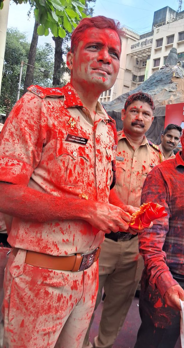 RanjaneVarada's tweet photo. Hats off to the Pune Police &amp; their patience. #Duty #Ganesh_Festival2023  @CPPuneCity @PuneCityPolice https://t.co/9uRuw4E7SK