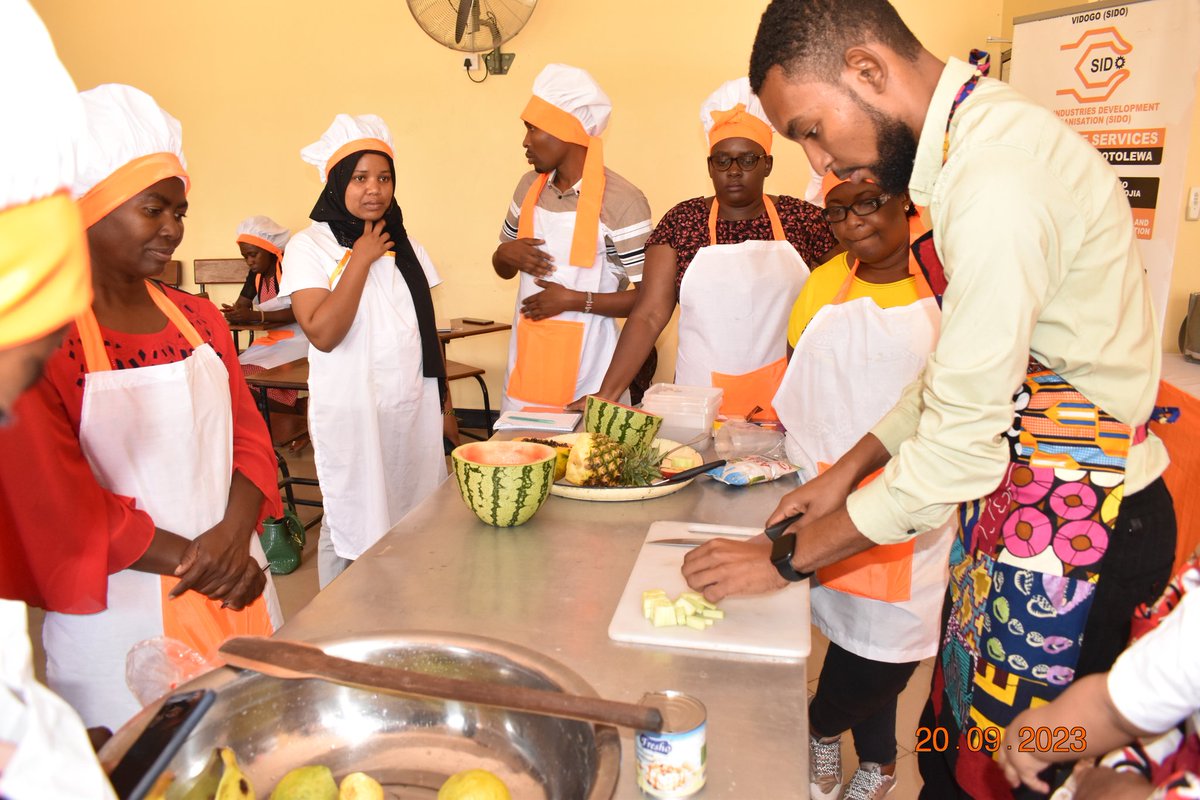 abriy_suleiman's tweet image. Zanfresh Products kwa Kushirikiana na @SIDOTanzania (Sido Singida) tulitoa mafunzo ya utengenezaji wa Ice lolly, Milk shake, Smoothie, Fruits Salad &amp;amp; Mojito 🥗🍹🥛🧋🥤

#ZanfreshProducts
#PamojaTujengeViwanda
#SIDO