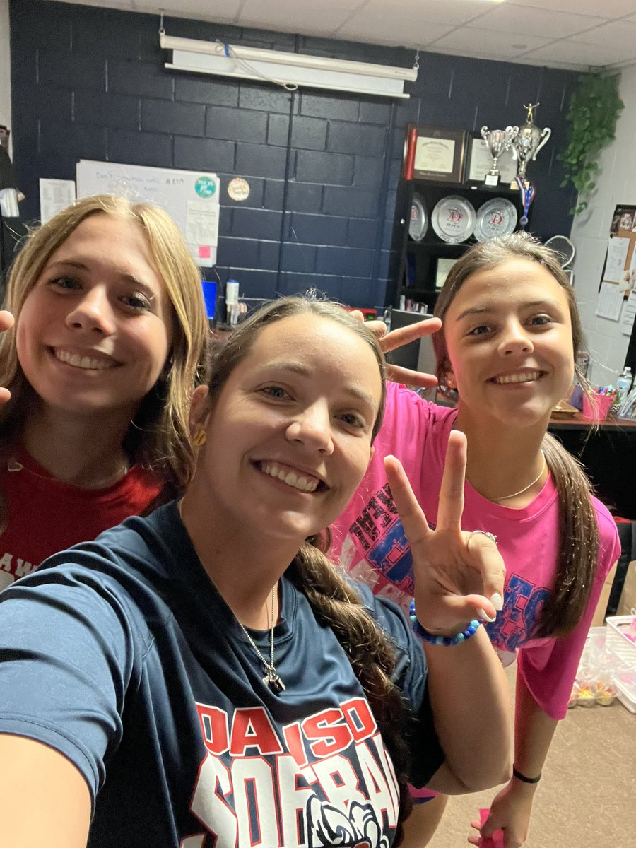 dawson_eaglesSB's tweet photo. Backwards Day on a rainy ⛈️ hide &amp; seek competition day! aka @emilydm2024OF birthday! 🎂 
🥎
🦅
🥳
#backwardsday #competitionFridays #itsbetterhere #someflyweSOAR #FAMILY @DawsonHighSchl https://t.co/z8C01WG0N6