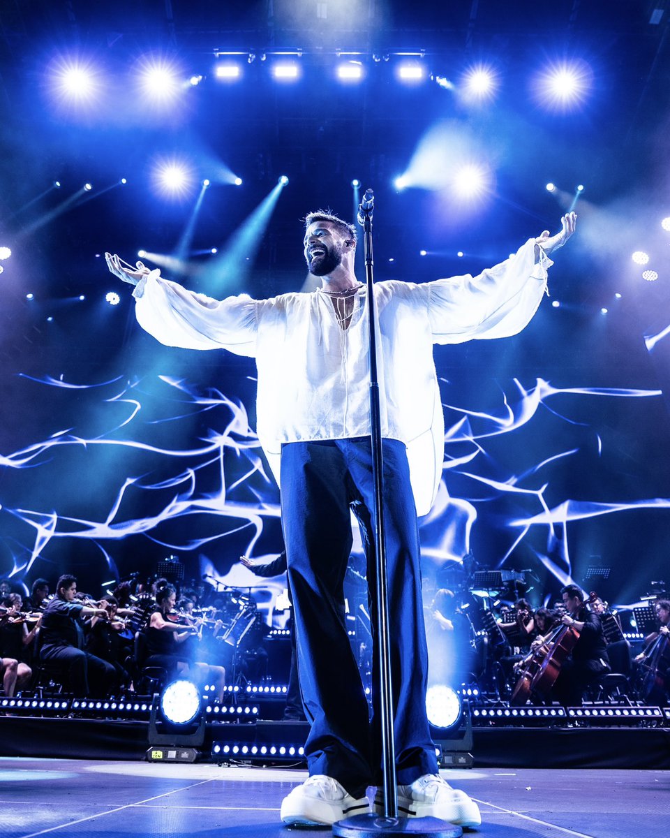 RMwebteam's tweet photo. ¡Nuestra historia de amor contigo @ricky_martin es y será eterna! ❤️🇲🇽  📸: @Leandrovco https://t.co/EpDFywIr9Q