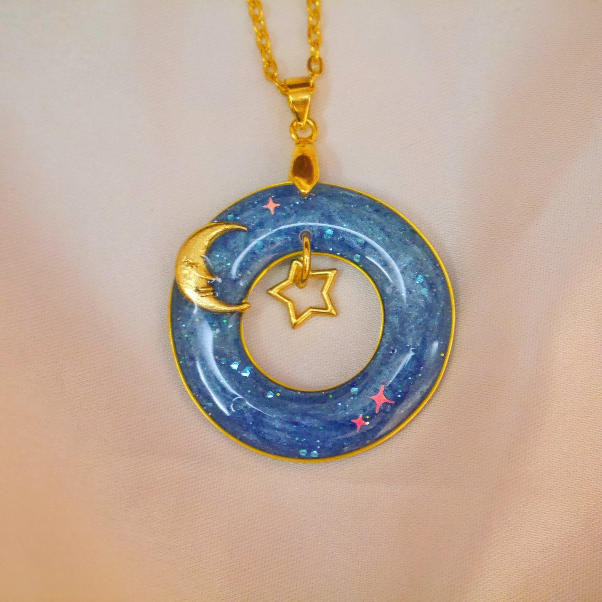 n3n3_store's tweet photo. بحر وسماء 💙
"قلائد حلقية لسماء الليل أو صدف البحر. تناسب عشاق الطبيعة الزرقاء بمختلفهم"
الواحدة بـ 45 ريال.

#ريزن #صنع_بحب #resin #handmade https://t.co/t21Egirhnj