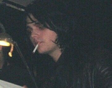 BLOOD4MCR's tweet photo. 🧵 on how 2 dress like bullets era gerard way (cuz im bored and i love him with all my heart) https://t.co/UIgTsT1LqG