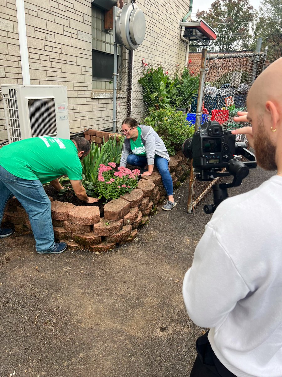 UnitedWayGLV's tweet photo. Volunteers from our #DOC2023 #PresentingSponsor, @Crayola, are out & about today — part of #DayOfCaring — cleaning, organizing, & making improvements at the Easton Area Community Center & @salvationarmyLV 🌱🌎👕 #LIVEUNITED @VolunteerLV @asr_media https://t.co/fiqwpq18uS