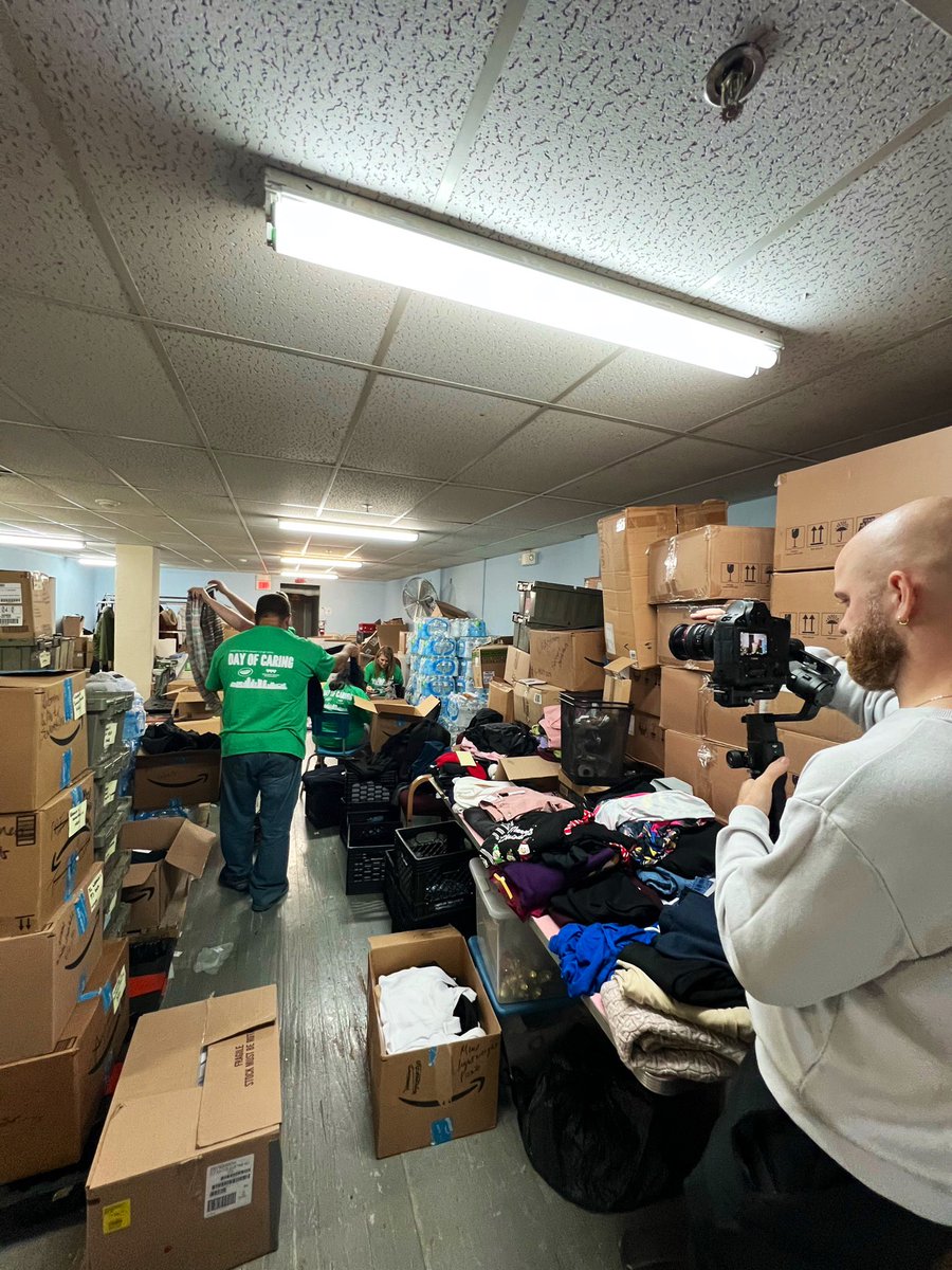 UnitedWayGLV's tweet photo. Volunteers from our #DOC2023 #PresentingSponsor, @Crayola, are out & about today — part of #DayOfCaring — cleaning, organizing, & making improvements at the Easton Area Community Center & @salvationarmyLV 🌱🌎👕 #LIVEUNITED @VolunteerLV @asr_media https://t.co/fiqwpq18uS
