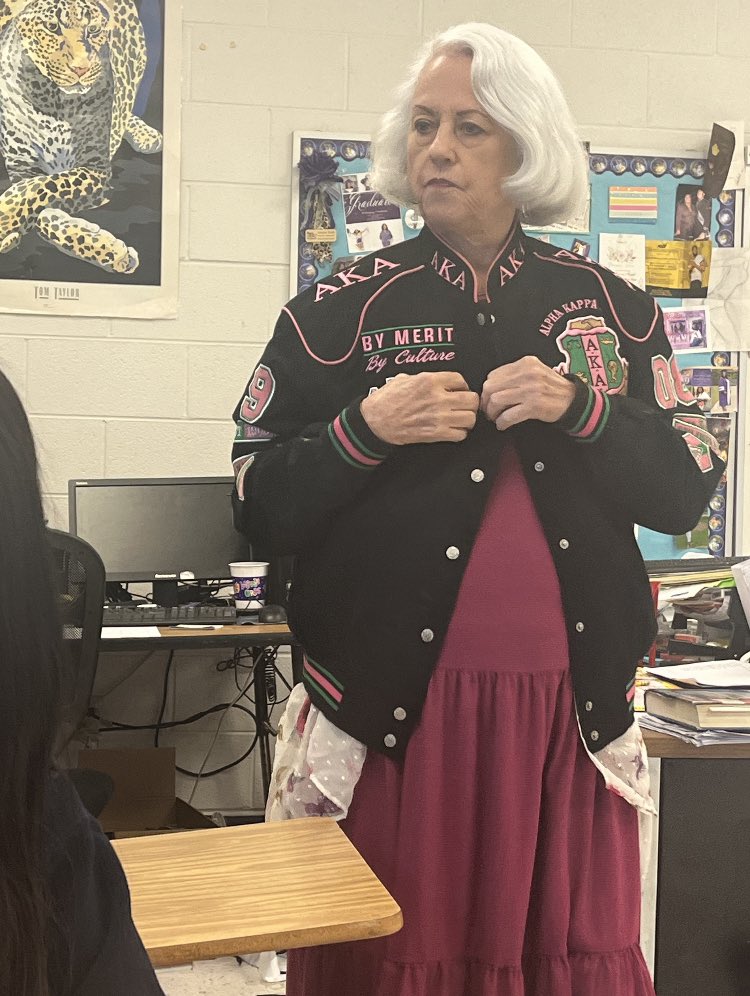 y’all why i’m in class and we got a sub and she gon grab our teacher’s AKA jacket and put it on😭 and then we tryna explain to her and tell her to take it off and SHE WONT DO IT LMFAOOOO