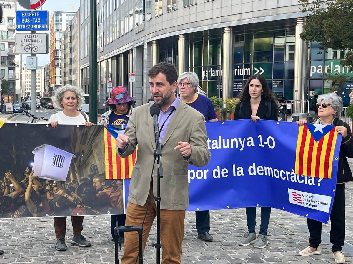 <a href="/ConsellRep/">Consell de la República Catalana</a> <a href="/Europarl_CAT/">Parlament Europeu</a> Avui hem estat amb el conseller <a href="/toni_comin/">Toni Comín</a> i el coordinador de l'<a href="/AncBru/">ANCBrussel·les🎗</a>, Pere Jordi Junqué, davant del Parlament Europeu. Hem reivindicat l'#1O i preguntat a #Europa i a l'Estat espanyol: Qui té por de la #democràcia? #ViaFora #Independència