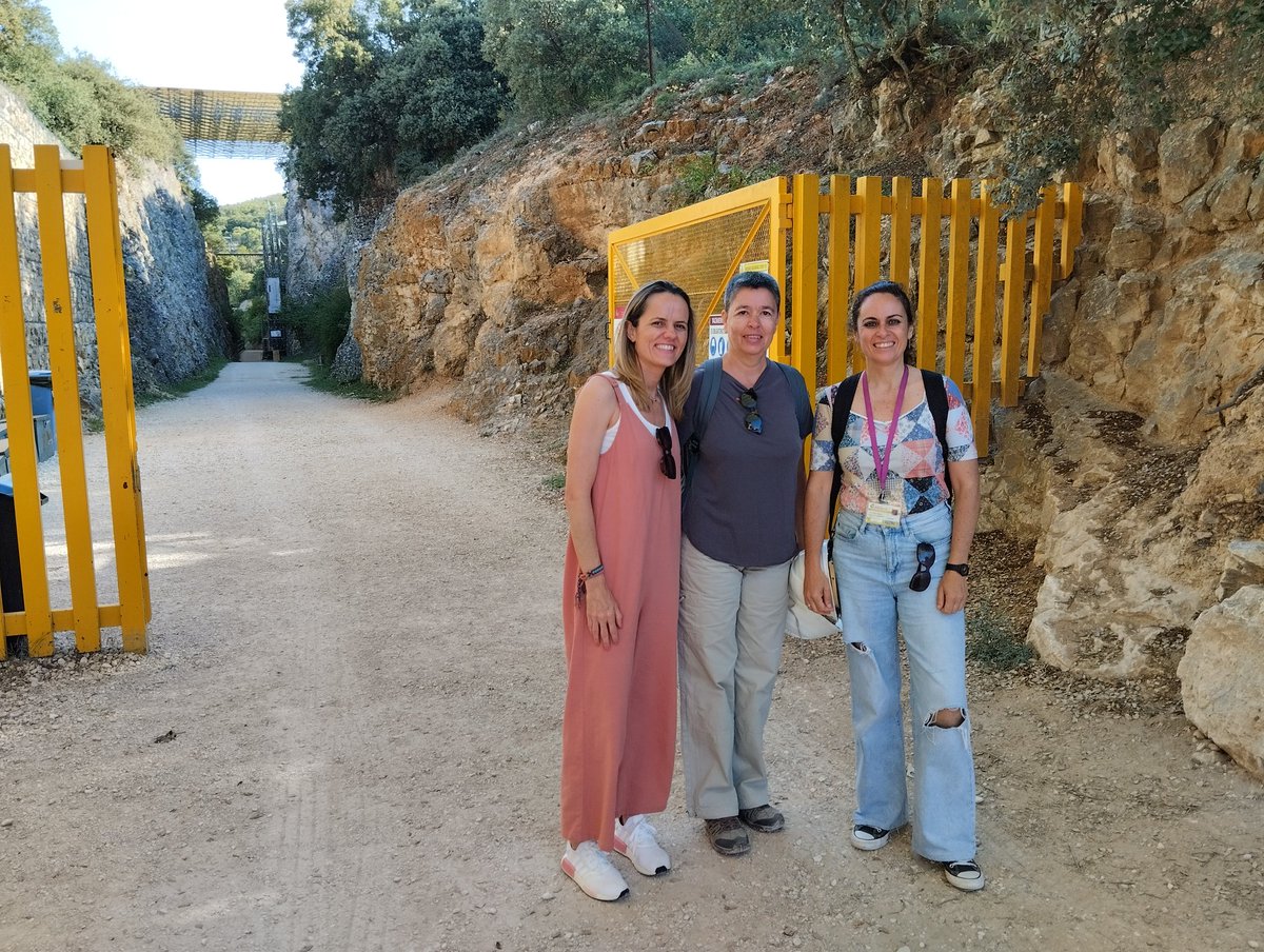 cintabellmunt's tweet photo. Amb dues cracks i companyes de la @fatapuerca: la @pati.martinezg i la #SoniaAlonso aquest estiu als jaciments d'Atapuerca.
#excavacions #atapuerca2023 #jaciments #recerca #docència #socialitzaciodelaciència #projectesdevida #visites #comunicaciócientífica #bonsmoments😊 https://t.co/9L5NpRO37w