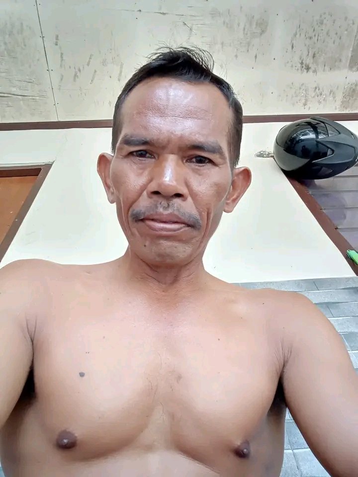 ngahlambas's tweet photo. Nama nya Nyoman Sudiasa. Dia Homo atau Gay, yang mau no WA nya Retwet sebanyak banyaknya https://t.co/BlgdKW41a2