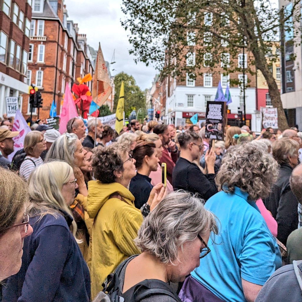 69% of global wildlife populations have declined since 1970📉

Together with charities, organisations and individuals, I joined <a href="/ChrisGPackham/">Chris Packham</a> demonstration outside <a href="/DefraGovUK/">Defra UK</a> HQ calling on them to #RestoreNatureNow⚡