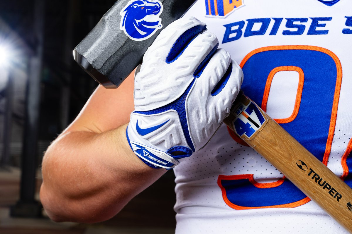 BroncoSportsFB's tweet photo. Ready for Memphis 🔵⚪️🟠

#Compete | #BleedBlue https://t.co/5LuBJTImHv