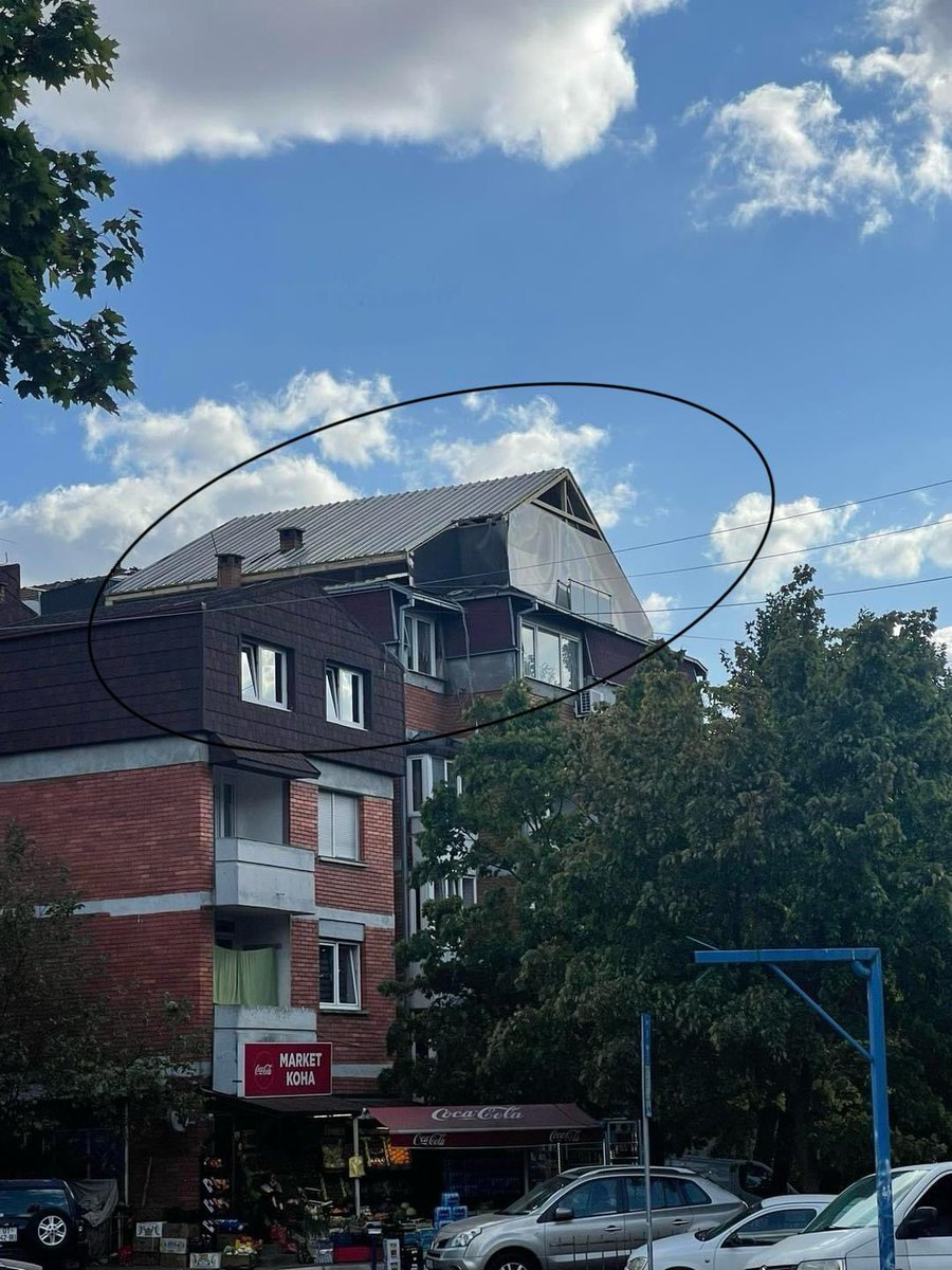 Per deri sa e respekton ligjin, shtetin, komunen, edhe si une 24vjet nuk nderton kurgjo, si qytetar i kulturume (specie n'zhdukje). Njerzt bojn mbi-ndertim, permbi, mbi-ndertim. Mos me prralla n'twitter, per llajka e retweets ju lutem. <a href="/perparim_rama/">Përparim Rama</a> <a href="/albanzogaj/">Alban Zogaj</a> @DonjetaSahatciu