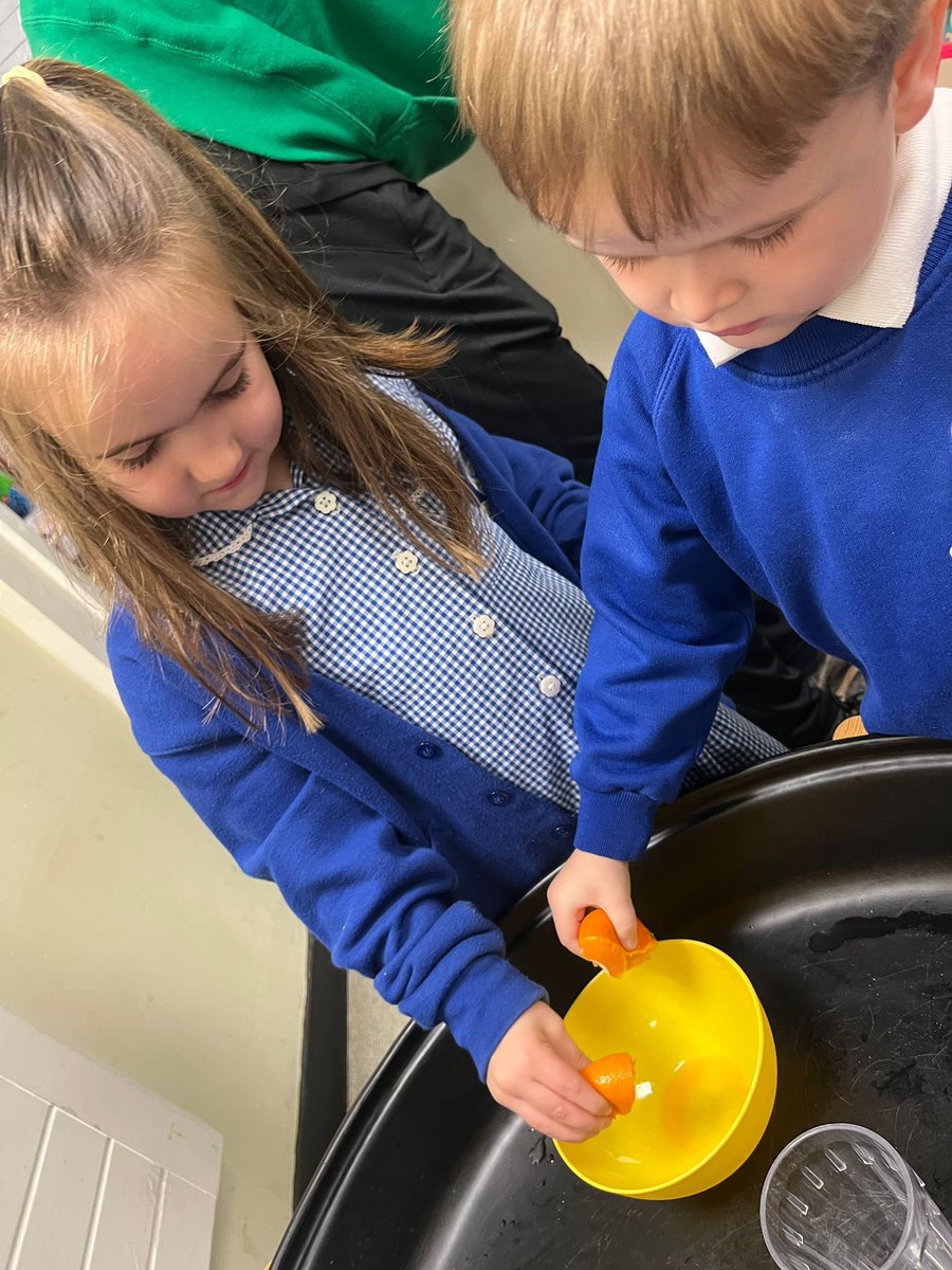 gilwern_school's tweet photo. #GilwernReception have been learning about capacity by making fruit juice and comparing and describing how full the containers were #MN @EAS_Numeracy https://t.co/n4kcivsYye