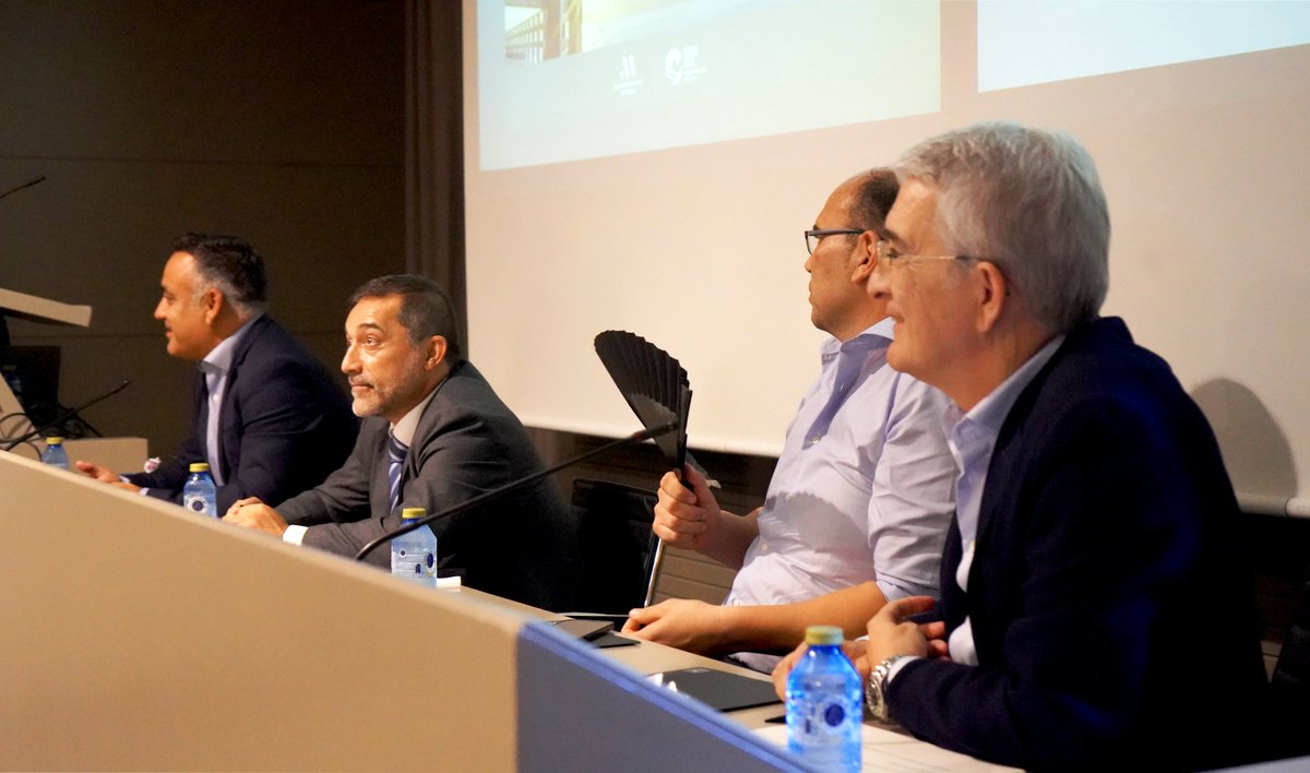 SCORE_Benidorm's tweet photo. 📢Ayer el mánager de nuestra #CCLL participó en un debate organizado por @Aehcos sobre los problemas que afectan a las playas de la Costa de Sol. Los empresarios locales querían conocer como nuestra #CCLL está abordando la erosión costera mediante las EbAs. 

📷Luis Aragonés (UA) https://t.co/Ao6iCZLlvM