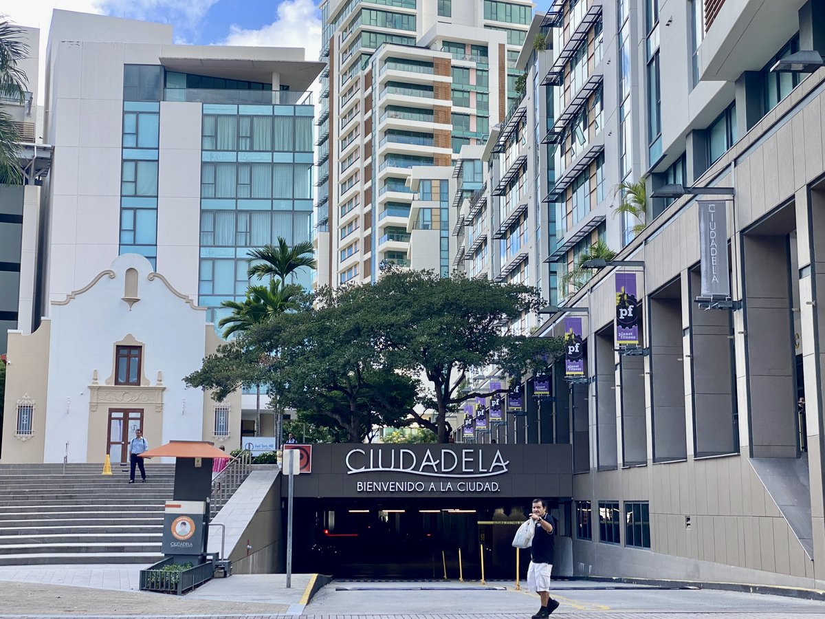 Desarrollo planificado en Santurce, el centro de San Juan, Puerto Rico. Integró un edificio histórico y paseo peatonal con áreas de sentar, al igual que usos mixtos. En su entrada hay una plaza nueva, y su estacionamiento está diseñado para minimizar conflictos con peatones.