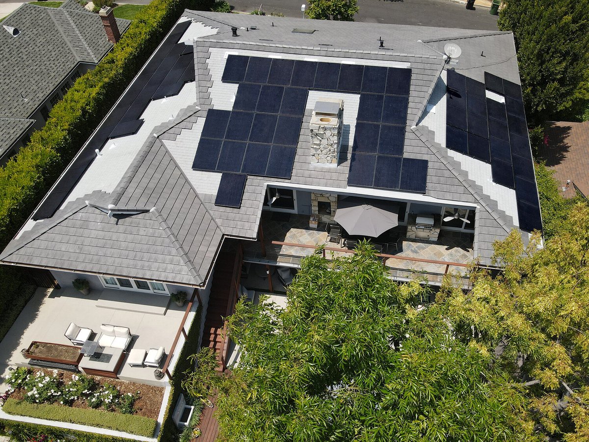 Choosing to go solar is an exciting step toward living a cleaner energy lifestyle. 🌱

Here are some tips and advice on going solar for homeowners: brnw.ch/21wD1ZC

📸 Installation by ElectriCare, Inc.