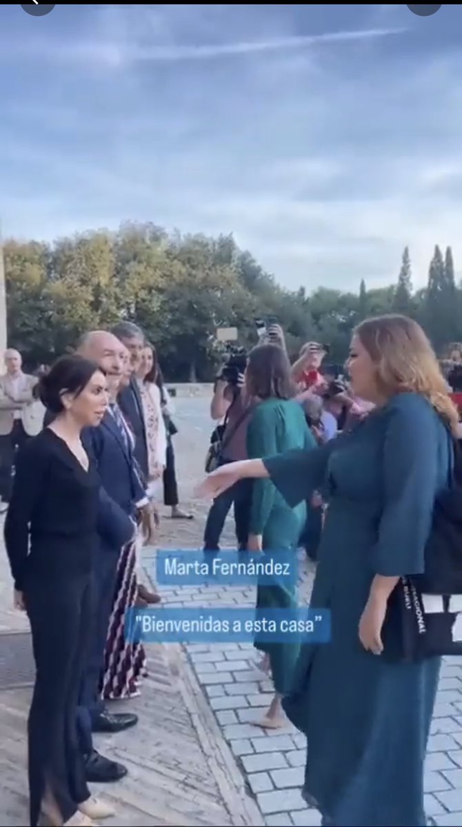 Muy mal día para la convivencia. Estáis jugando con fuego. El respeto y la educaciòn es esencial siempre y mas aun para un cargo publico por mas diferencias que se tengan. Representáis al pueblo y la mayoría de los representados no somos así.