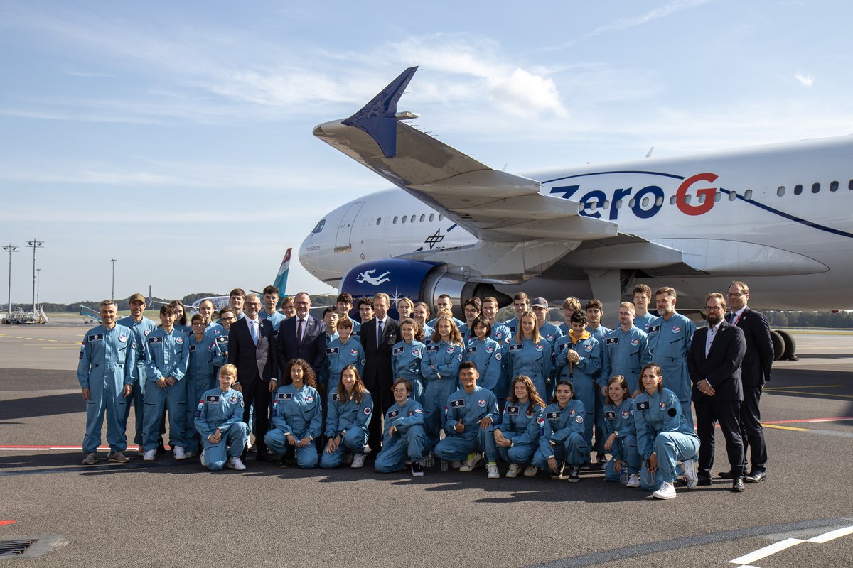 MinEcoLux's tweet photo. Âgés de 13 ans et plus & scolarisés au 🇱🇺, les 3️⃣5️⃣ gagnants du concours #Astronautforaday, accompagné de @FranzFayot ont participé au premier #volparabolique au départ du 🇱🇺. Plus d’infos 👉 https://t.co/DB69twj7It https://t.co/HsEJsxfEPf