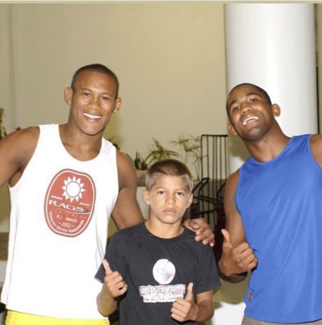 Uma honra ter estado no meio desses dois poderosos do jiu-jítsu quando eu era mulequinho, Jacaré e Terere. Fazer uma guardinha para esse dois não deveria ser nada confortável rs. Me diz aí, na sua humilde opinião quem foi o maior passador de guarda? #jiujitsu 
📷 <a href="/graciemag_br/">GRACIEMAG</a>