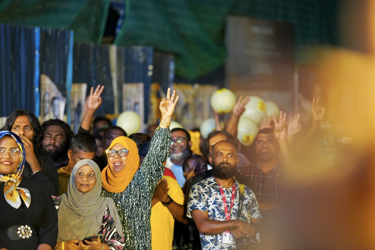 MDPSecretariat's tweet photo. Rayyithun bunany aniyaaverikamah enburi dhiyumeh neh kamah!

Amaazakee #UfaaveriAmaanRaajje 💛

#VoteMDP
#IbuAslam2023 https://t.co/7TYtEoHfRT