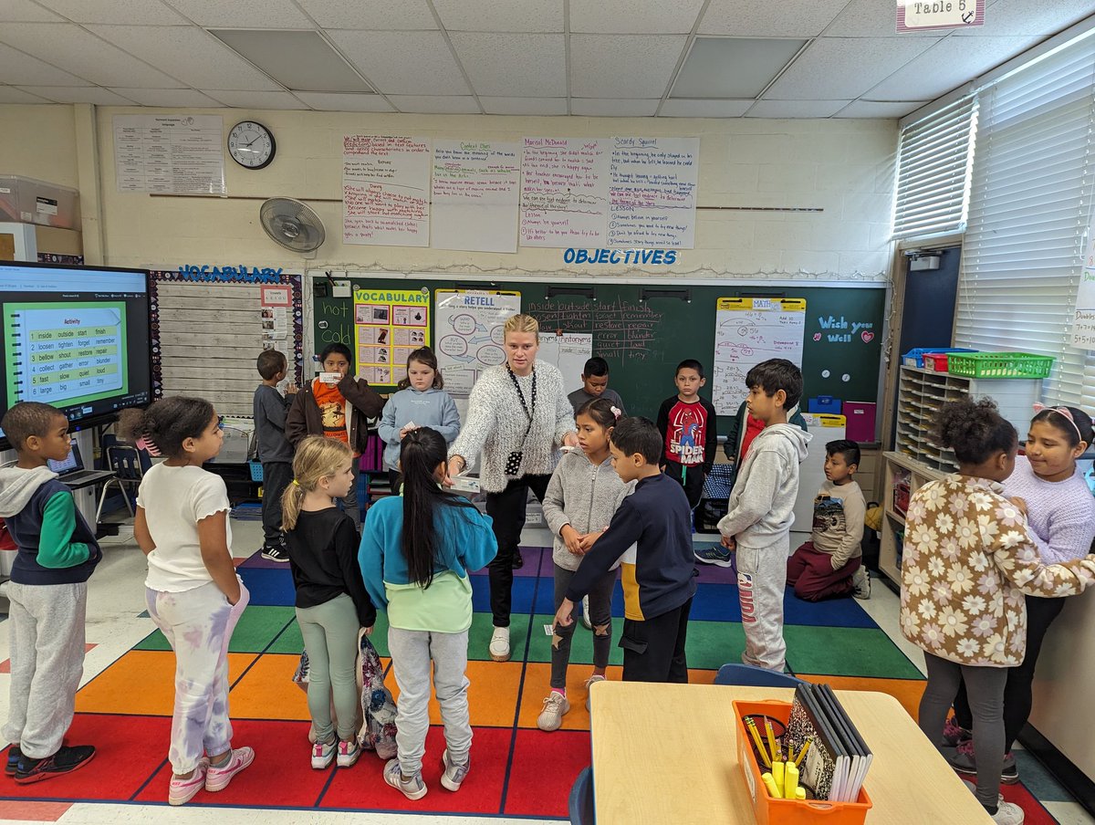 jruppert_2's tweet photo. S's rocking  it with synonyms and antonyms learning with this engaging, hands-on lesson with Ms. Cumpston! "Put your finger on your nose and say ding ding if you see an antonym for tiny!" https://t.co/x838rkhMAJ