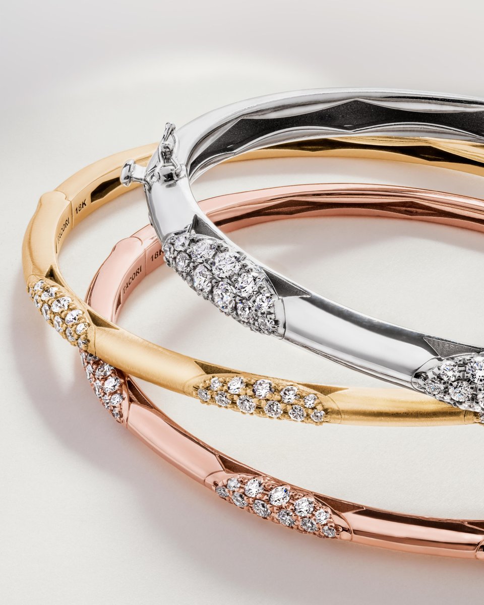 Tacori's tweet photo. TACORI Crescent Eclipse bangles make it easy to elevate your look. Ellipse-patterned pavé set diamonds decorate premium TACORI metal. Which color is your favorite?
Featured Styles: FB670, FB668
#TACORI #CrescentEclipse #diamondbangle #diamondbracelet #luxurybracelet https://t.co/huTnM7Kw7O