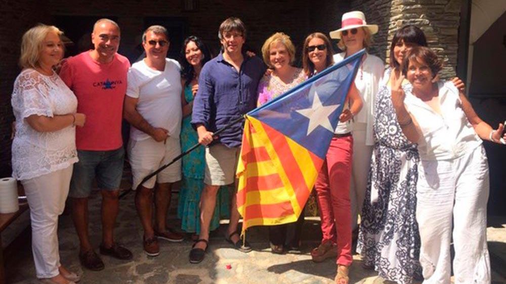 missantropez's tweet photo. La chava llorando en el coche con techo panorámico porque su iPhone chupa batería y el de Apple no lo arregla es reflejo de los ricos disociativos: una clase que, aun viviendo con todas las comodidades, siente que su país, gobierno, CCAA o proveedor le somete al infierno de Dante https://t.co/l53xIecGlC