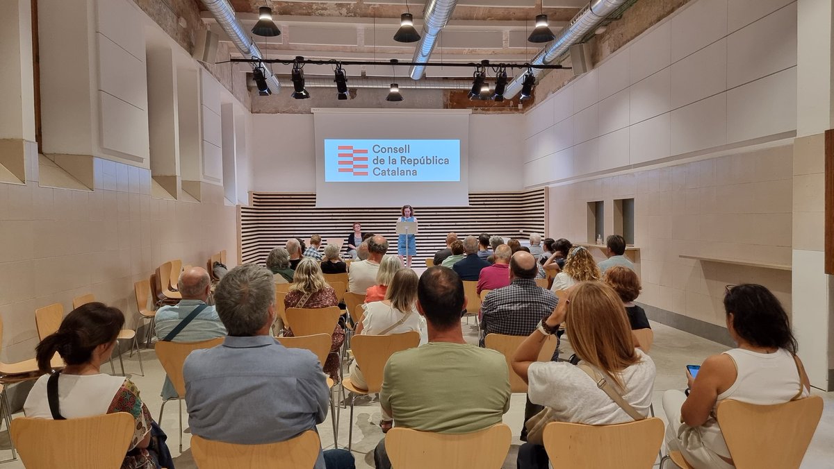 ConsellRep's tweet photo. 📢Comença l'acte de presentació de l'exposició "Denunciem la repressió" a La Model de Barcelona.
 
🗣️Intervenen la consellera @Aurora_Madaula, @Lalisirvent en representació dels CLs i @NuriaMontmany en representació de la Comissió d'Acció Internacional sortint.

🗓️Fins al 8/10. https://t.co/FQ0AZK3f8Y