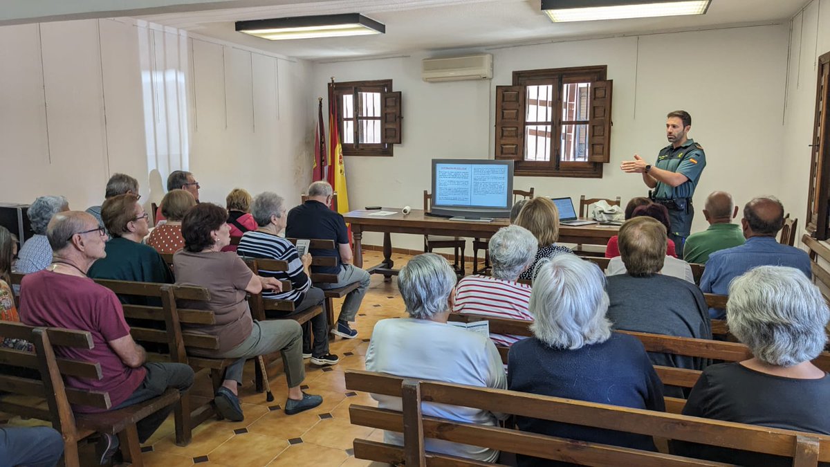 GuardiaCivilGU's tweet photo. Nuestros mayores de #Romanones han recibido hoy nuestros consejos y recomendaciones para evitar que sean víctimas de robos 👤💰timos y estafas 💸📿

Estamos a tu servicio ☎062

#PlanMayor 
#SeguridadCiudadana https://t.co/b8Du8NgpSg