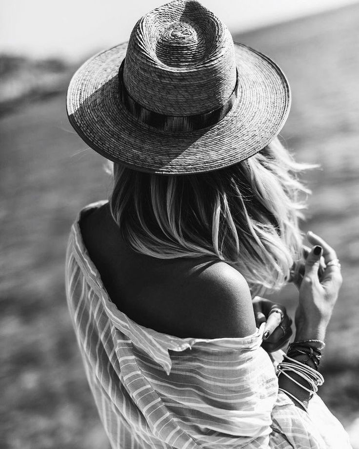 "Più passa il tempo

  più ti rendi conto

  di non aver bisogno

  di compagnia inutile"

 #buonaserata 🍷