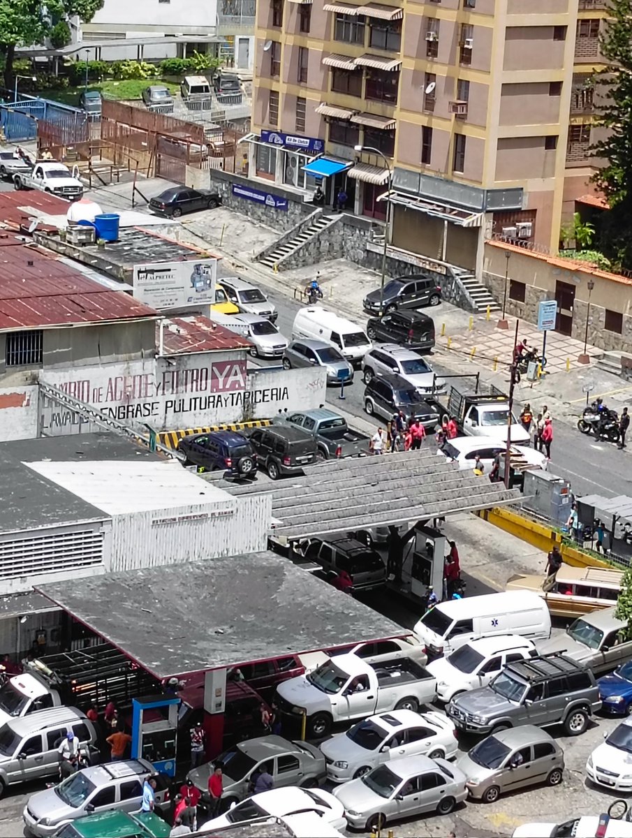 gregorio65's tweet photo. Ya es agotador el tema de la bomba #elsaman en la Rómulo Gallegos la anarquía es impresionante, ahora hacen cola en la Rómulo, la entrada de horizonte también trancada, en sentido, con @PolisucreOficia que le cuesta poner orden. 
@Horizonte_AlDia 
@JoseVRangelA 
@elmarquesaldia https://t.co/nGgpHV9d9z