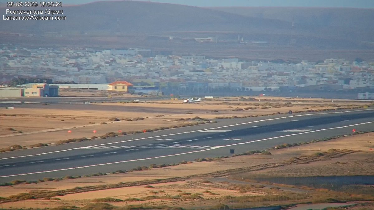 La salida  de la pista 01 del aeropuerto de #Fuerteventura se encuentra bloqueada por una avioneta  con problemas en el tren de aterrizaje. Los <a href="/controladores/">😉Controladores Aéreos 🇪🇸</a> han desviado el tráfico de llegada a los aeropuertos de Lanzarote y Gran Canaria.  Directo -> youtube.com/live/thF_zsmqG…