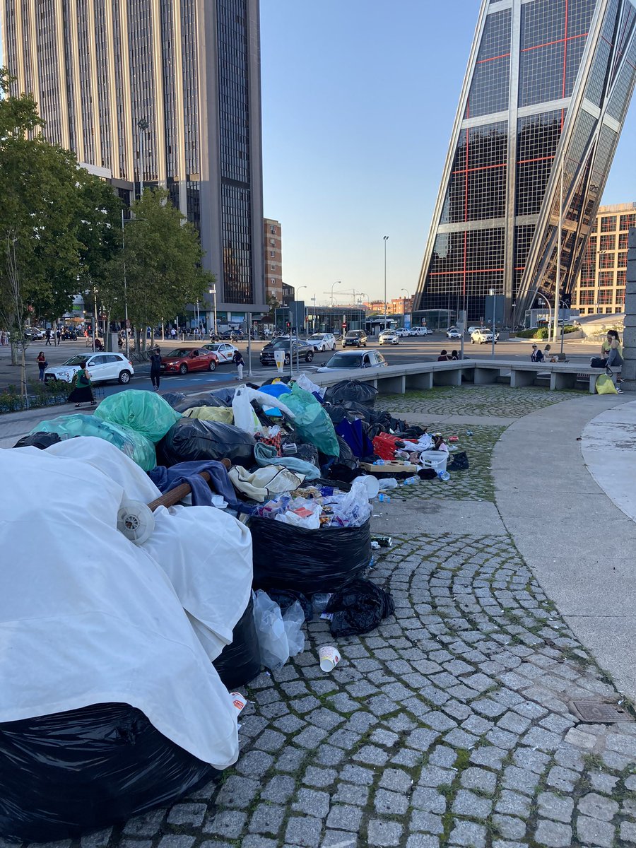 Hola <a href="/MADRID/">Ayuntamiento Madrid</a> 
¿Esto es dejadez en la limpieza o una performance sobre la situación política actual? 👇🏻