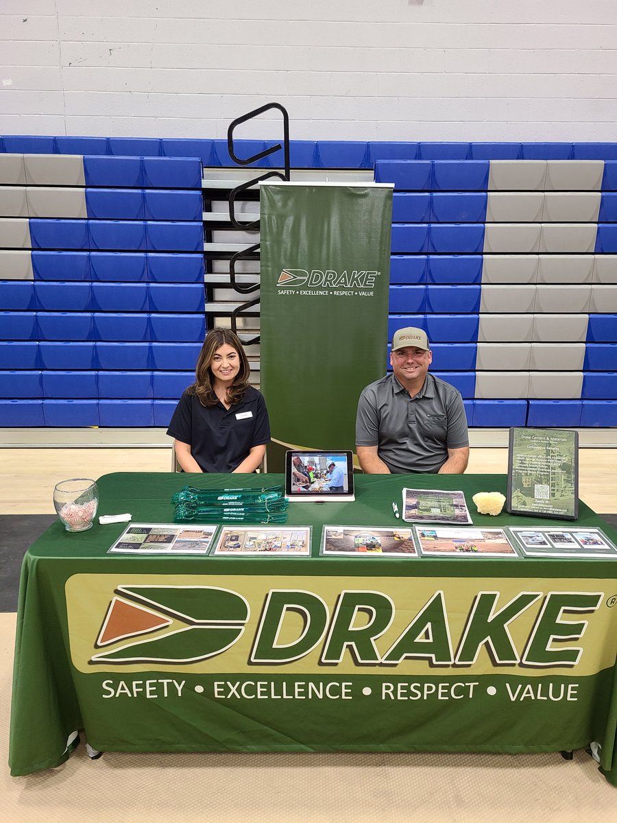 UNACEMNA's tweet photo. At Drake Cement, we believe in investing in the future, and what better way to do that than by participating in Career Day at Chino Valley High School? #DrakeCement #CommunityEngagement #InspiringTheNextGeneration #CareerDay #ChinoValleyHighSchool #FutureLeaders https://t.co/sza4AYEEUq
