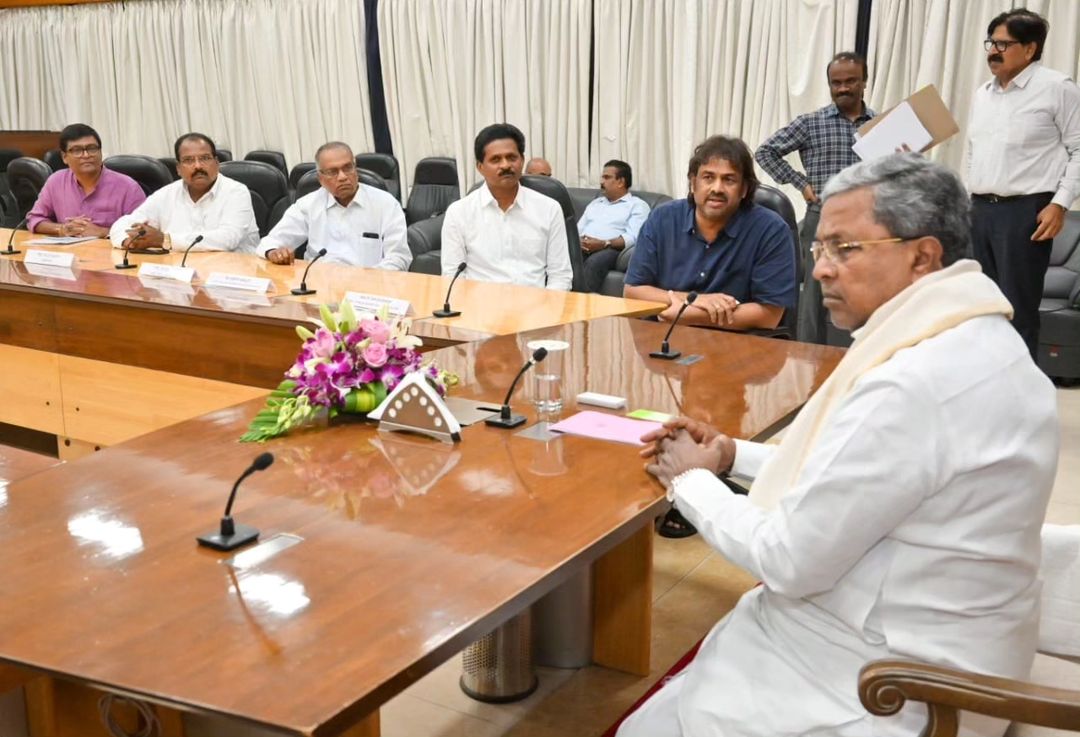 Madhu_Bangarapp's tweet photo. ಆರ್ಯ ಈಡಿಗ ಸಮಾಜದ ಯೋಗೇಂದ್ರ ಸ್ವಾಮೀಜಿ ಅವರ ಮತ್ತು ನನ್ನ ನೇತೃತ್ವದ ನಿಯೋಗದೊಂದಿಗೆ ಮುಖ್ಯಮಂತ್ರಿ ಸಿದ್ದರಾಮಯ್ಯ ಅವರನ್ನು ಗೃಹ ಕಚೇರಿ ಕೃಷ್ಣಾದಲ್ಲಿ ಭೇಟಿಯಾಗಿ ಅಭಿನಂದನೆ ಸಲ್ಲಿಸಿ, ಸಮಸ್ತ ಆರ್ಯ ಈಡಿಗ ಮತ್ತು ಬಿಲ್ಲವ ಸಮುದಾಯದ ರಾಜ್ಯ ಸಮಾವೇಶಕ್ಕೆ ಆಹ್ವಾನಿಸಲಾಯಿತು.
#Ediga #EdigaCommunity #Siddaramaiah #ChiefMinister https://t.co/FFDrXbFtkI