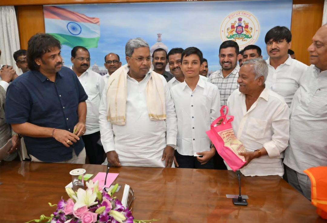 Madhu_Bangarapp's tweet photo. ಆರ್ಯ ಈಡಿಗ ಸಮಾಜದ ಯೋಗೇಂದ್ರ ಸ್ವಾಮೀಜಿ ಅವರ ಮತ್ತು ನನ್ನ ನೇತೃತ್ವದ ನಿಯೋಗದೊಂದಿಗೆ ಮುಖ್ಯಮಂತ್ರಿ ಸಿದ್ದರಾಮಯ್ಯ ಅವರನ್ನು ಗೃಹ ಕಚೇರಿ ಕೃಷ್ಣಾದಲ್ಲಿ ಭೇಟಿಯಾಗಿ ಅಭಿನಂದನೆ ಸಲ್ಲಿಸಿ, ಸಮಸ್ತ ಆರ್ಯ ಈಡಿಗ ಮತ್ತು ಬಿಲ್ಲವ ಸಮುದಾಯದ ರಾಜ್ಯ ಸಮಾವೇಶಕ್ಕೆ ಆಹ್ವಾನಿಸಲಾಯಿತು.
#Ediga #EdigaCommunity #Siddaramaiah #ChiefMinister https://t.co/FFDrXbFtkI