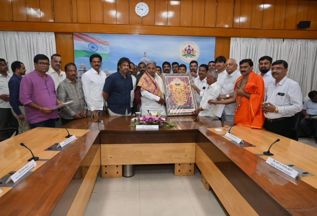 Madhu_Bangarapp's tweet photo. ಆರ್ಯ ಈಡಿಗ ಸಮಾಜದ ಯೋಗೇಂದ್ರ ಸ್ವಾಮೀಜಿ ಅವರ ಮತ್ತು ನನ್ನ ನೇತೃತ್ವದ ನಿಯೋಗದೊಂದಿಗೆ ಮುಖ್ಯಮಂತ್ರಿ ಸಿದ್ದರಾಮಯ್ಯ ಅವರನ್ನು ಗೃಹ ಕಚೇರಿ ಕೃಷ್ಣಾದಲ್ಲಿ ಭೇಟಿಯಾಗಿ ಅಭಿನಂದನೆ ಸಲ್ಲಿಸಿ, ಸಮಸ್ತ ಆರ್ಯ ಈಡಿಗ ಮತ್ತು ಬಿಲ್ಲವ ಸಮುದಾಯದ ರಾಜ್ಯ ಸಮಾವೇಶಕ್ಕೆ ಆಹ್ವಾನಿಸಲಾಯಿತು.
#Ediga #EdigaCommunity #Siddaramaiah #ChiefMinister https://t.co/FFDrXbFtkI
