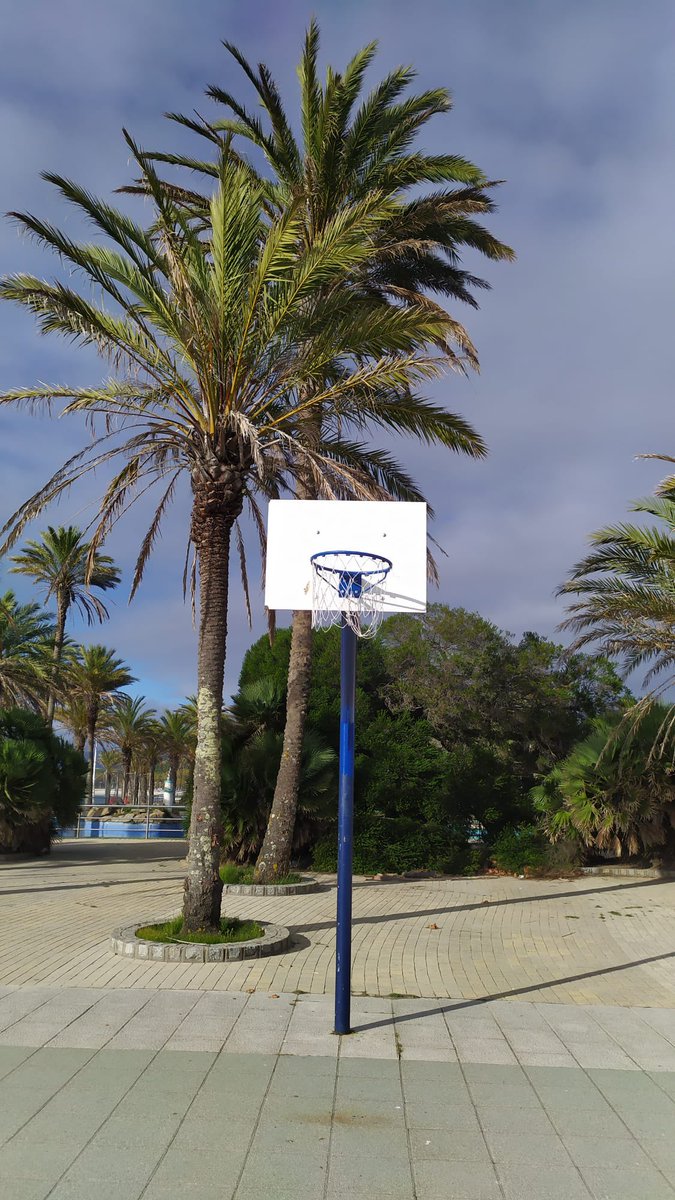 PabloVa57307388's tweet photo. @abelcaballero Buenas tardes don Abel.
Respecto a “Modernizar Vigo”…
Esta chapuza de arreglo en las canastas de Samil deja mucho que desear… y sinceramente, parece una burla para comunidad baloncestística viguesa… https://t.co/fSVzFWEGfM