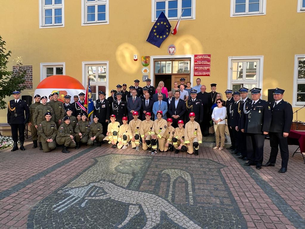 TomOstrowski998's tweet photo. Uroczystość przekazania nowego samochodu ratowniczo-gaśniczego jednostce OSP w Górowie Iławeckim w powiecie bartoszyckim. Wart ponad milion sto tysięcy złotych pojazd, to kolejny z 31, jakie do końca roku trafią do warmińsko-mazurskich ochotników!
Zdjęcia: KP PSP Bartoszyce https://t.co/O8wsYkajXt