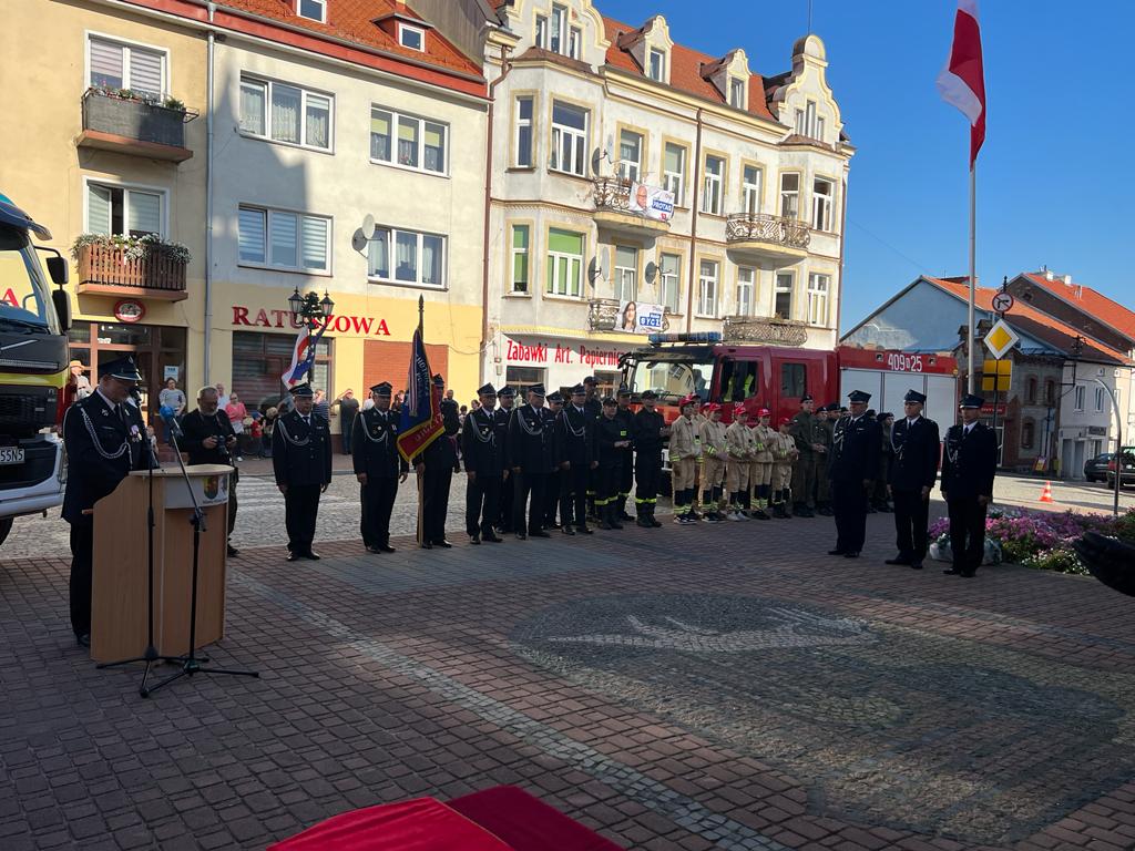 TomOstrowski998's tweet photo. Uroczystość przekazania nowego samochodu ratowniczo-gaśniczego jednostce OSP w Górowie Iławeckim w powiecie bartoszyckim. Wart ponad milion sto tysięcy złotych pojazd, to kolejny z 31, jakie do końca roku trafią do warmińsko-mazurskich ochotników!
Zdjęcia: KP PSP Bartoszyce https://t.co/O8wsYkajXt