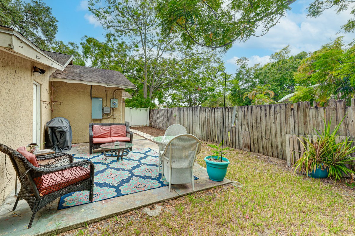 ZarghamiGroup's tweet photo. 🏞️ Fully Fenced Yard
🚗 Ample Parking
🏙️ Walking Distance to Downtown Sarasota
🏨 Ideal for Weekly Rentals
💼 Great Short-Term Rental Investment https://t.co/Oj9Gz2bJ6B