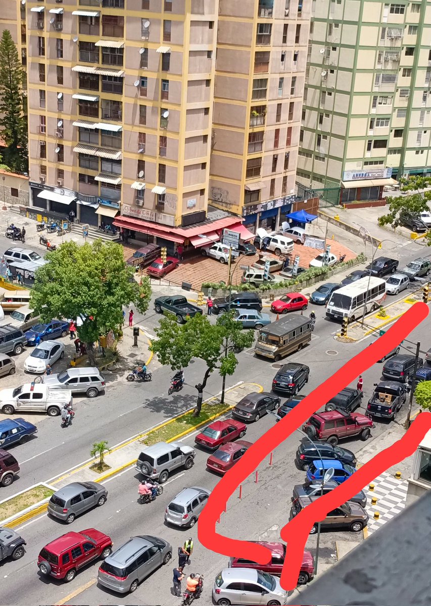 gregorio65's tweet photo. Ya es agotador el tema de la bomba #elsaman en la Rómulo Gallegos la anarquía es impresionante, ahora hacen cola en la Rómulo, la entrada de horizonte también trancada, en sentido, con @PolisucreOficia que le cuesta poner orden. 
@Horizonte_AlDia 
@JoseVRangelA 
@elmarquesaldia https://t.co/nGgpHV9d9z