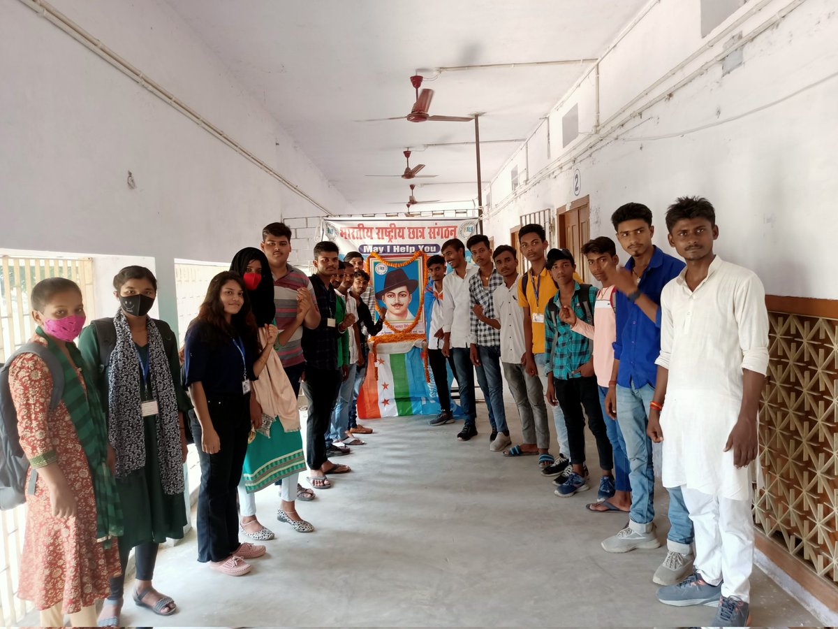 rajanvermansui's tweet photo. RNAR काॅलेज समस्तीपुर में #NSUI ने भगत सिंह की जयंती मनाया
आज शहर #RNAR महाविद्यालय में एनएसयूआई के द्वारा भगत सिंह के जयंती उनके फोटो पर माला और पुष्प अर्पित करके मनाया गया । #BhagatSingh
@NsuiSamastipur @NSUIBihar @nsui @kanhaiyakumar @chunnu_inc @RoshanLalBittu @Neerajkundan https://t.co/VQeL8j9buo