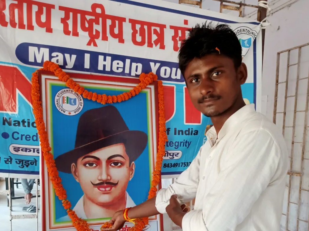 rajanvermansui's tweet photo. RNAR काॅलेज समस्तीपुर में #NSUI ने भगत सिंह की जयंती मनाया
आज शहर #RNAR महाविद्यालय में एनएसयूआई के द्वारा भगत सिंह के जयंती उनके फोटो पर माला और पुष्प अर्पित करके मनाया गया । #BhagatSingh
@NsuiSamastipur @NSUIBihar @nsui @kanhaiyakumar @chunnu_inc @RoshanLalBittu @Neerajkundan https://t.co/VQeL8j9buo